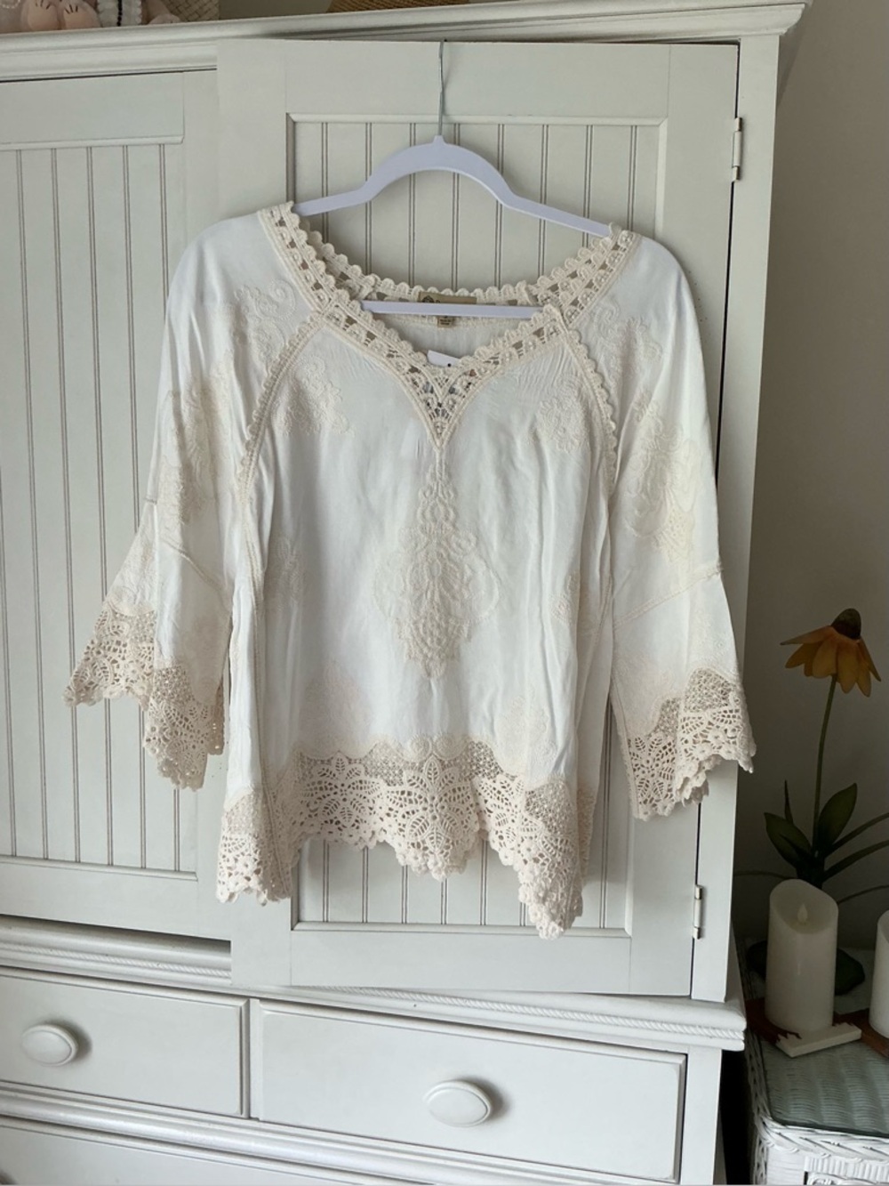 Beautiful NWT Ivory Crocheted Lace and Embroidered Top 🥤